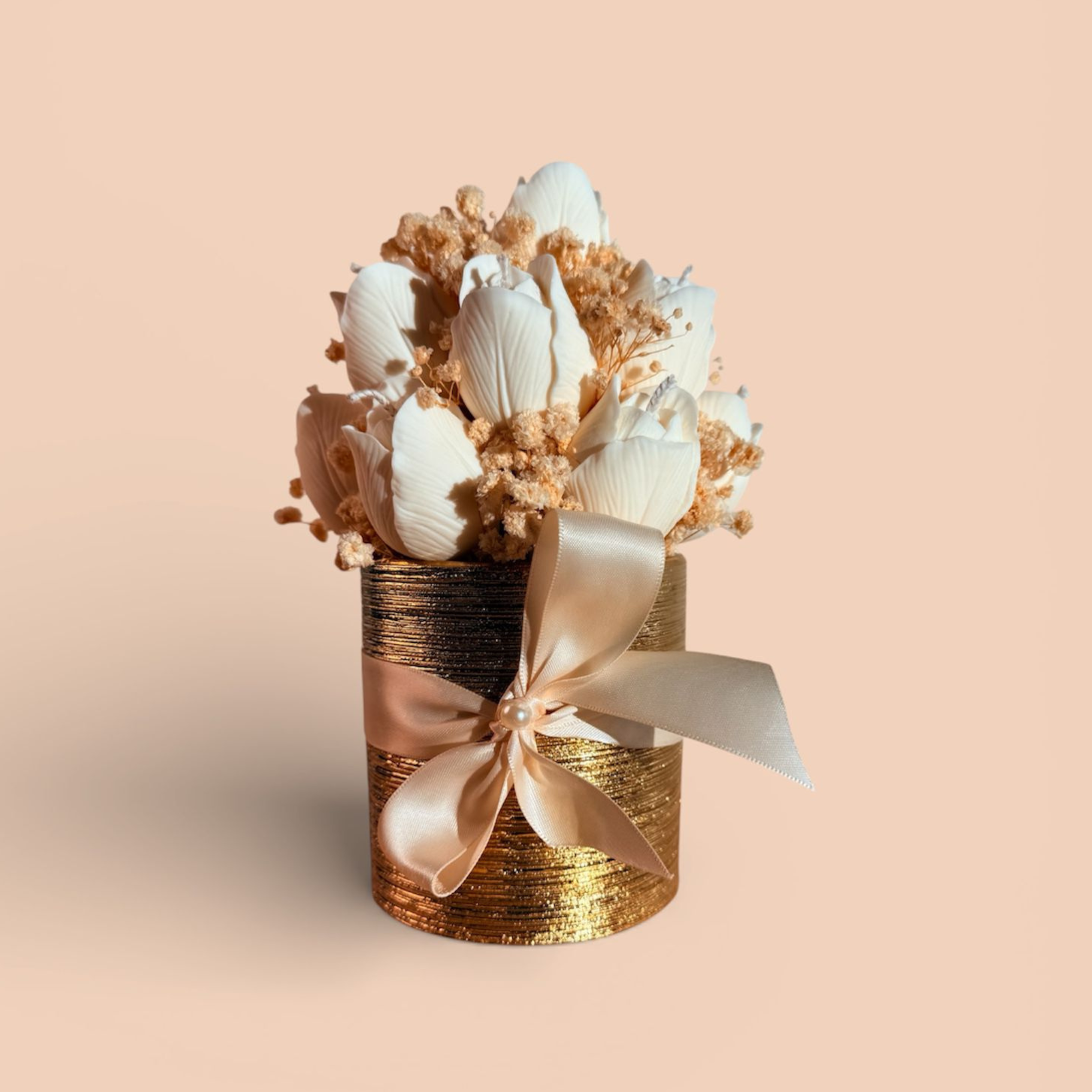 Bouquet Destello Dorado: Velas de Lujo en Jarron Oro