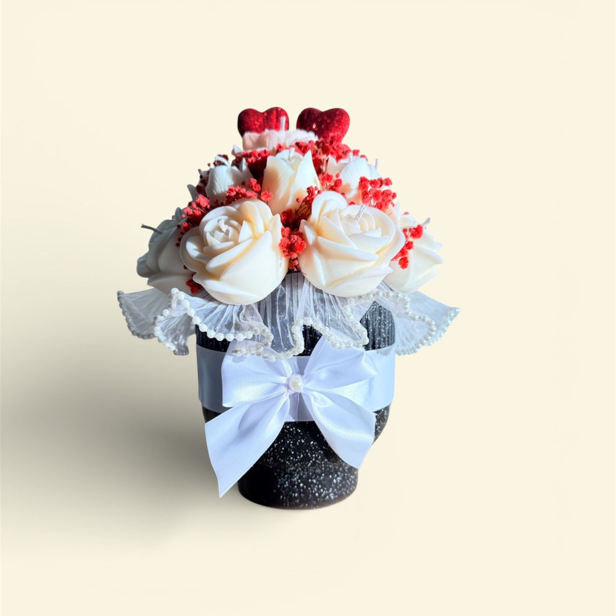 Bouquet Dulce Idilio: Velas de Rosas blancas con detalles rojos y corazones