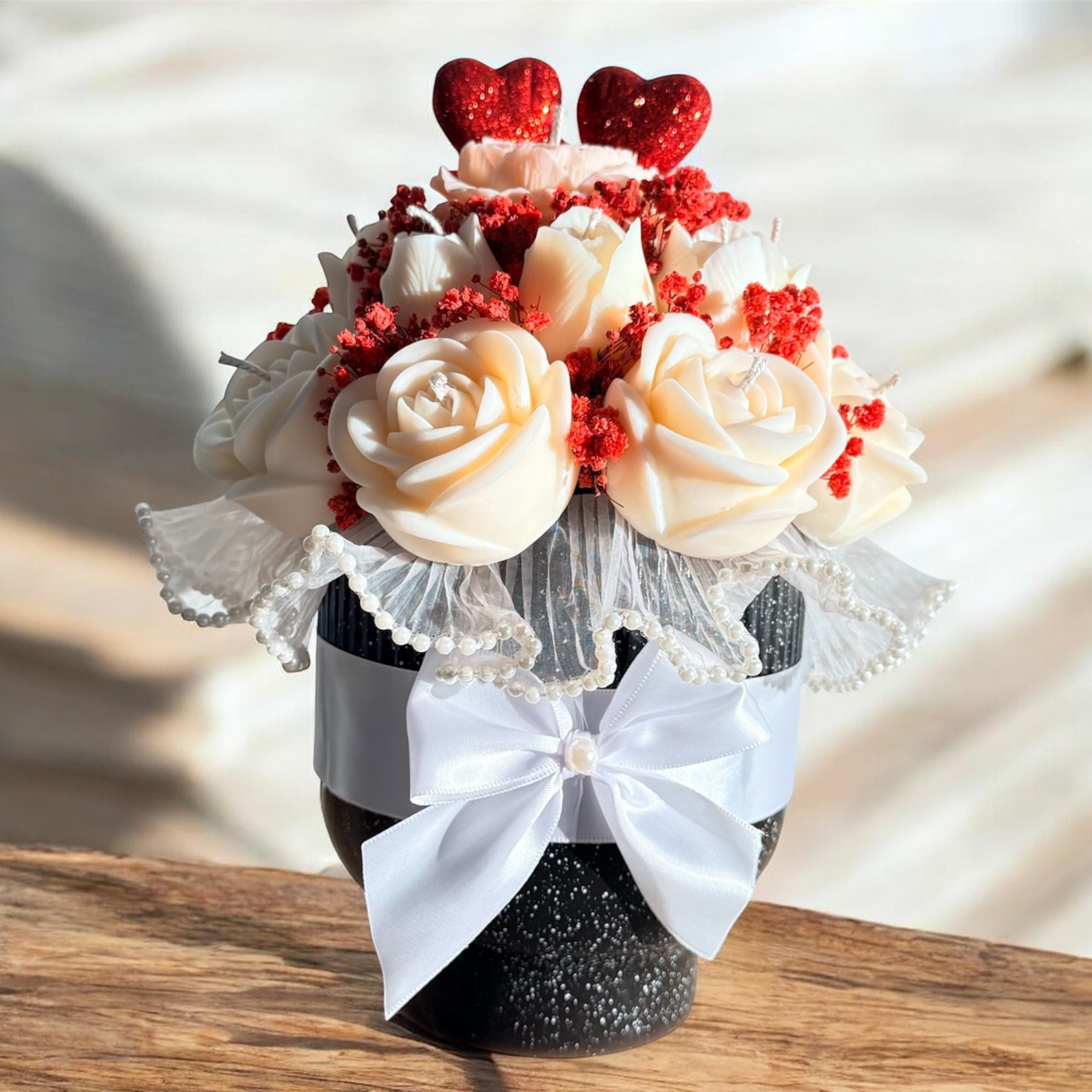 Bouquet Dulce Idilio: Velas de Rosas blancas con detalles rojos y corazones