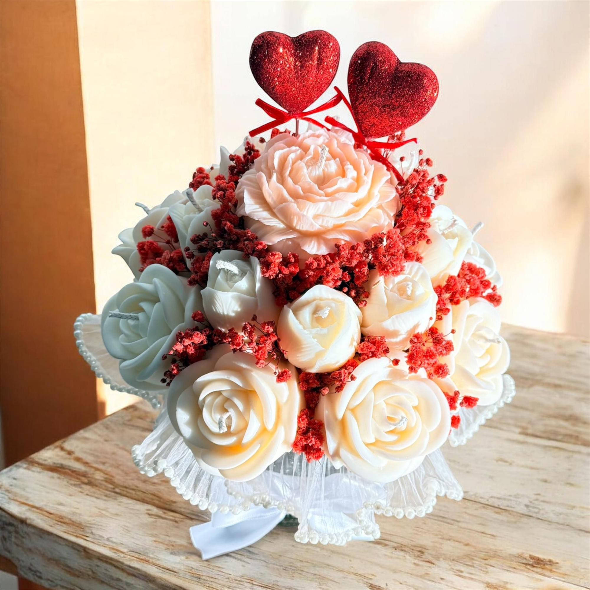 Bouquet Dulce Idilio: Velas de Rosas blancas con detalles rojos y corazones